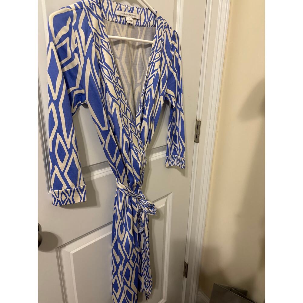 Diane Von Furstenberg Sz 4 EUC silk banded Julian wrap dress blue cream ikat